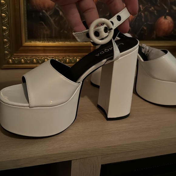 WHITE PATENT LEATHER PLATFORM HEELS- NWT size 9 - Picture 3 of 5